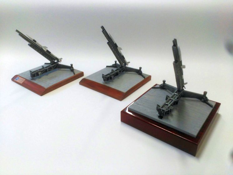 Trofeo figura en resina y base metopa de madera. Instituto Nacional de Técnica Aeroespacial Centro De Experimentación De El Arenosillo. Mazagón Huelva.