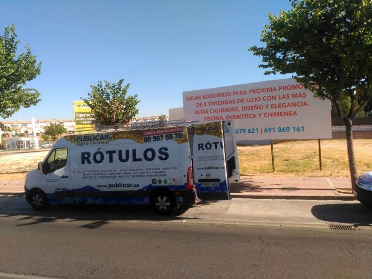 Valla publicitaria o cartelera, así como cartel de obra  panelable y rotulada con vinilo. Rent-Renting, Dos Hermanas Sevilla