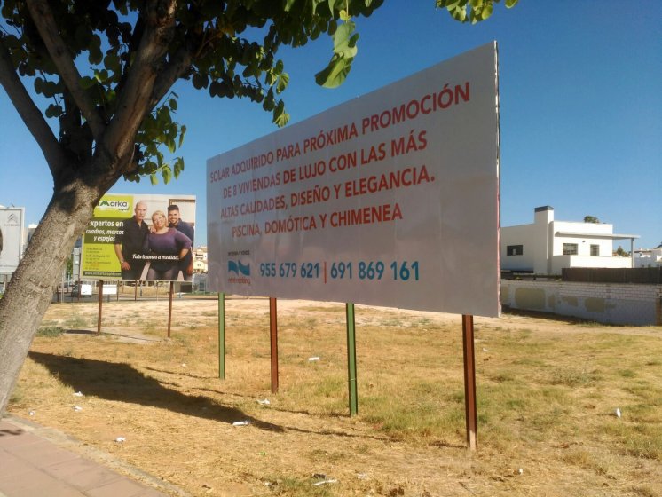 Valla publicitaria o cartelera, así como cartel de obra  panelable y rotulada con vinilo. Rent-Renting, Dos Hermanas Sevilla