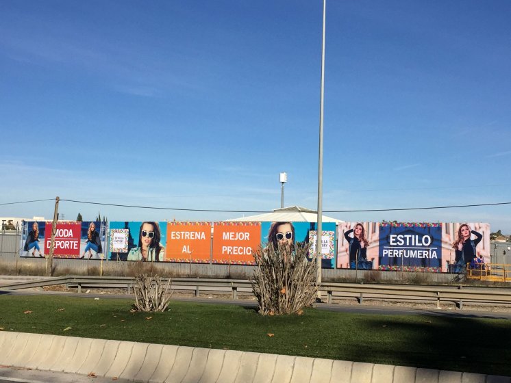 Vallas publicitarias en vinilo polimérico con tintas UVI. Sevilla Factory en Dos Hermanas.