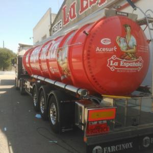 Rotulación de camión cisterna, en vinilos de corte e impresión digital fundidos. Aceites la Española Acesur Sevilla.