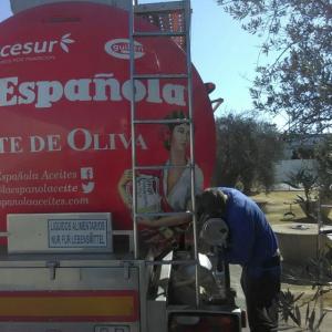 Rotulación de camión cisterna, en vinilos de corte e impresión digital fundidos. Aceites la Española Acesur Sevilla.