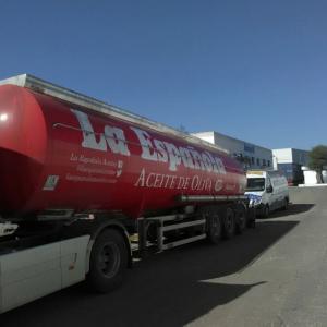 Rotulación de camión cisterna, en vinilos de corte e impresión digital fundidos. Aceites la Española Acesur Sevilla.