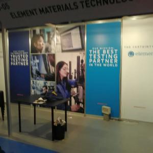 Rotulación con vinilo laminado de Stand en Fibe, feria de la Aeronáutica Sevilla. Empresa Element.