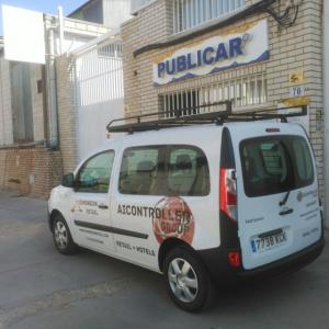 Rotulación de furgoneta en vinilo en impresión digital laminado. Aicontroller Group Sevilla.