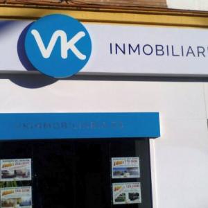 Rótulo cartel luminoso con logo corpóreo. Inmobiliaria VK Sevilla.