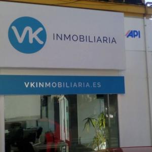 Rótulo cartel luminoso con logo corpóreo. Inmobiliaria VK Sevilla.