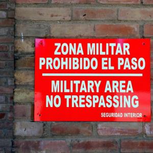 Rótulo cartel señalizador rotulado con vinilo fotoluminiscente. Futer Capitanía General Sevilla