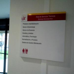 Rótulo cartel señalizador rotulado con vinilo sobre lama de aluminio. Biblioteca Rector Antonio Machado y Núñez, Universidad de Sevilla