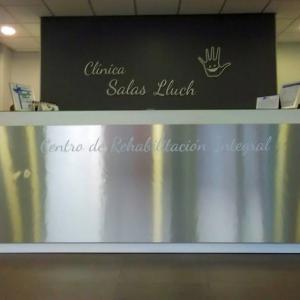 Rótulo en letras de PVC lacadas. Clínicas Salas Coria del Río Sevilla.