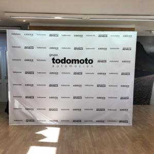 Fotocol en impresión digfital con estructura de aluminio plegable, para BMW todomoto Sevilla