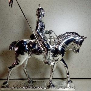 Lancero a caballo del Regimiento de Caballería Sagunto 7 Sevilla, Talla y figura 3D en resina con baño de plata y con peana de madera.
