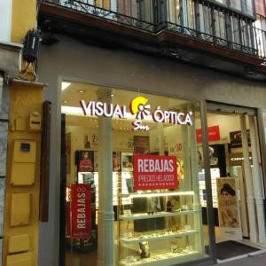 Letras corpóreas en caja de aluminio y frente de metacrilato, e iluminadas con led y pegadas sobre escaparate de cristal en Sevilla para Visual Óptica.