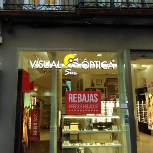 Letras corpóreas en caja de aluminio y frente de metacrilato, e iluminadas con led y pegadas sobre escaparate de cristal en Sevilla para Visual Óptica.