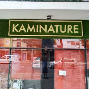 Letras corpóreas en madera natural con cesped artifical e iluminados con led para Kaminature en Sevilla.