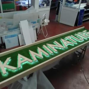 Letras corpóreas en madera natural con cesped artifical e iluminados con led para Kaminature en Sevilla.