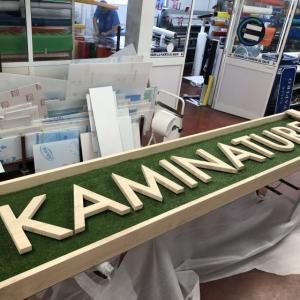 Letras corpóreas en madera natural con cesped artifical e iluminados con led para Kaminature en Sevilla.