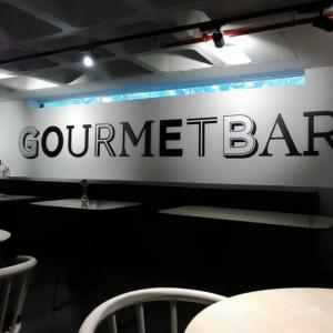 Letras corpóreas en PVC lacado. Gourmetbar Sevilla. Montado para agencia de Publicidad.