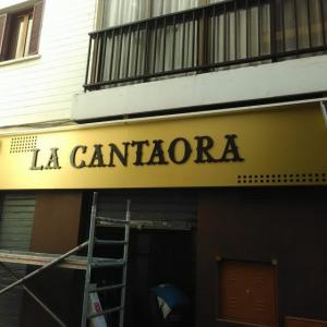 Letras corpóreas en pvc lacado sobre base en vinilo oro para exterior. La Cantaora en Sevilla.