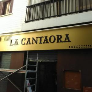 Letras corpóreas en pvc lacado sobre base en vinilo oro para exterior. La Cantaora en Sevilla.