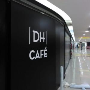 Letras corpóreas en PVC lacados y en madera con musgo natural para DH Café en Sevilla.