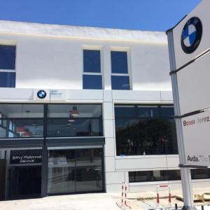 Montaje de Rótulo Totém banderola para BMW Motos en Boxer Jerez en Cádiz.