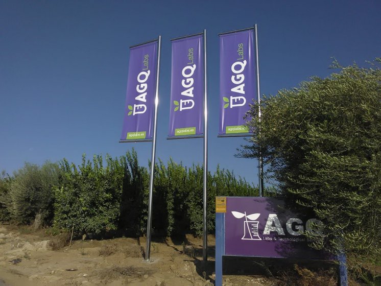 AGQ Sevilla. Mástiles de acero inoxidable con potencias y banderolas de lonas a doble cara.