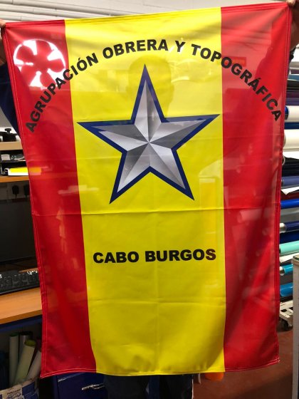 Bandera Mochila en impresión digital y personalizada para el periodista Antonio Burgos de Sevilla. Cuartel General de la Fuerza Terrestre de Sevilla. 