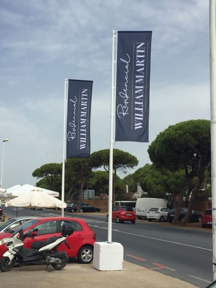 Banderas de 4x1,20 mts sobre mástil de fibra de vidrio de 7 metros con potencia de 120 cm. Trabajos realizados para Azahara de Comunicaciones, S.A. en Huelva.