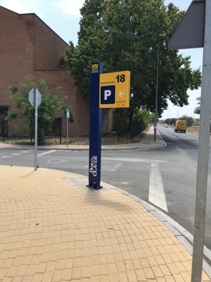 Banderola de señalización para la Universidad Pablo de Olavide en Sevilla.