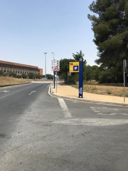 Banderola de señalización para la Universidad Pablo de Olavide en Sevilla.