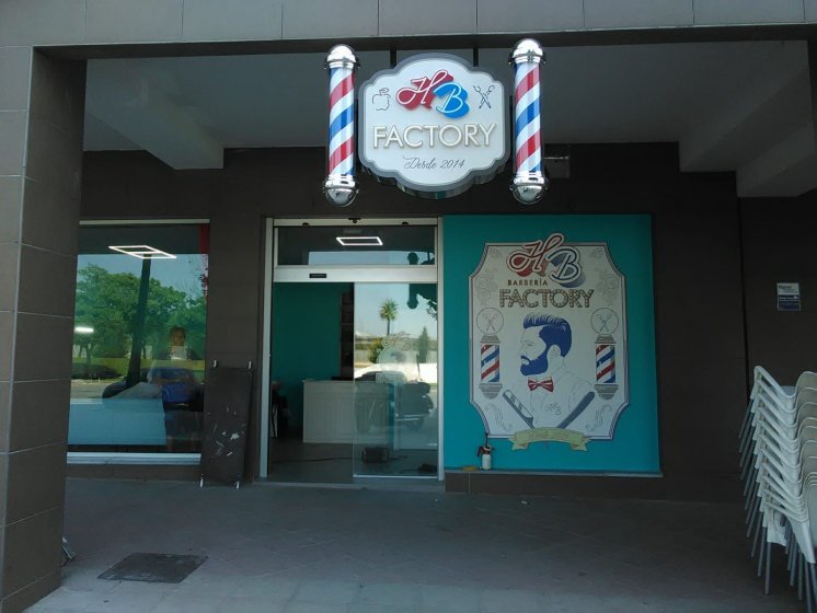 Caja luminosa corpórea con pirulos de barbero. Barbería en Entre Núcleos Dos Hermanas Sevilla.