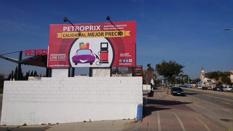 Cartel valla publicitaria para las gasolineras Petroprix en Sevilla.