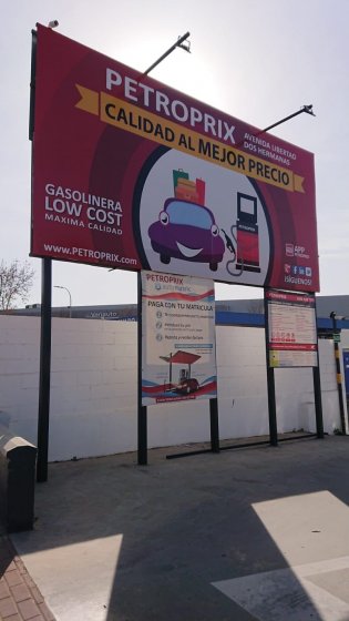Cartel valla publicitaria para las gasolineras Petroprix en Sevilla.