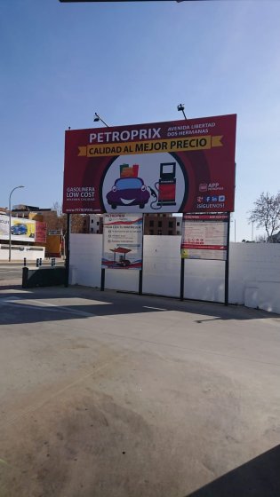 Cartel valla publicitaria para las gasolineras Petroprix en Sevilla.