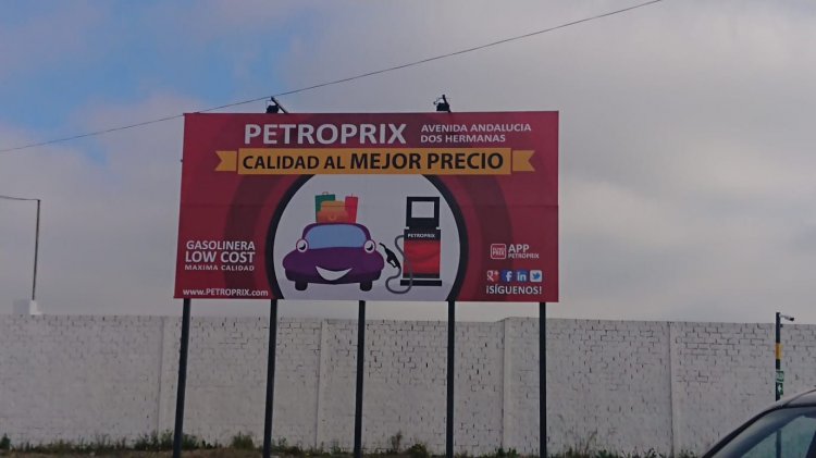 Cartel valla publicitaria para las gasolineras Petroprix en Sevilla.