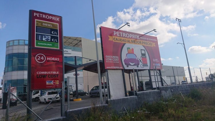 Cartel valla publicitaria y totem para las gasolineras Petroprix en Sevilla.