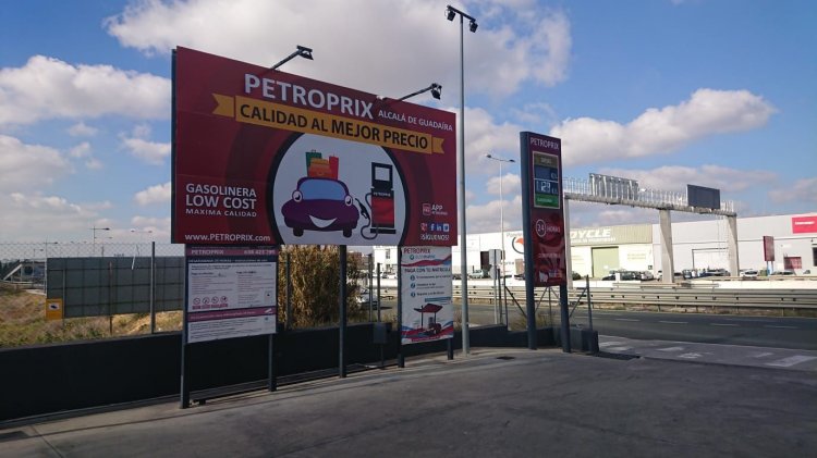 Cartel valla y totem publicitaria para las gasolineras Petroprix en Sevilla.