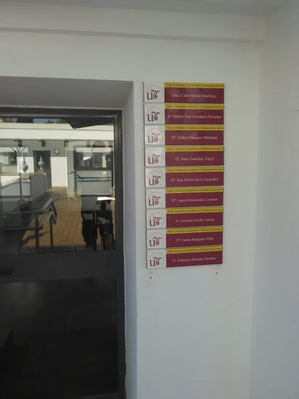 Cartelería y señalética homologada en lamas de aluminio y vinilo laminado, para el Rectorado de la Universidad de Sevilla.