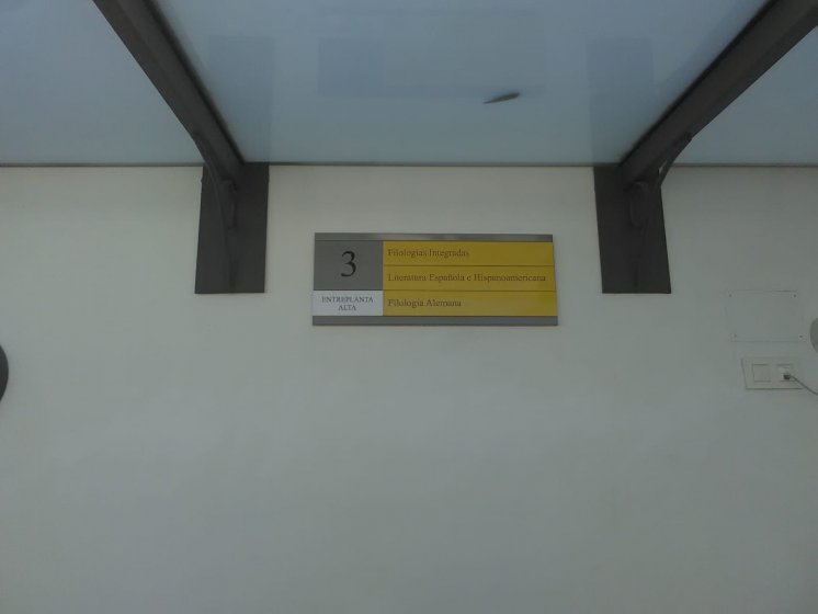 Cartelería y señalética homologada en lamas de aluminio y vinilo laminado, para el Rectorado de la Universidad de Sevilla.