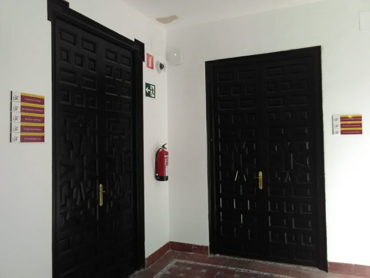 Cartelería y señalética homologada en lamas de aluminio y vinilo laminado, para el Rectorado de la Universidad de Sevilla.