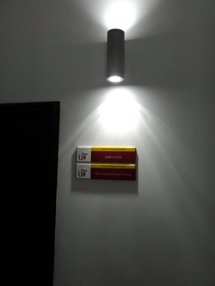 Cartelería y señalética homologada en lamas de aluminio y vinilo laminado, para el Rectorado de la Universidad de Sevilla.