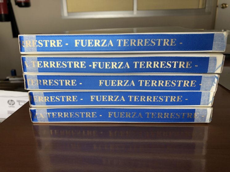 Cinta de tela para regalo grabada en tinta oro, para el Cuartel General de la Fuerza Terrestre de Sevilla. 