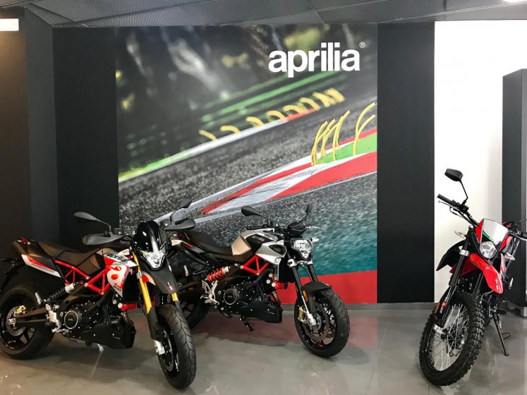 Decoración de interior con fotomurales en vinilos laminados especiales para pared. Grupo Todomoto Sevilla. BMW Motorrad, Piaggo, Aprilia y Moto Guzzi.