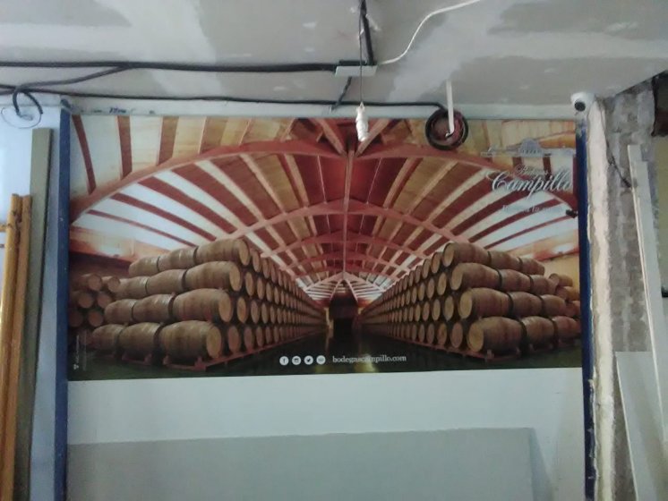 Decoración de pared con fotomural en impresión digital para Bodegas Faustino en Alaclá de Guadaira Sevilla.