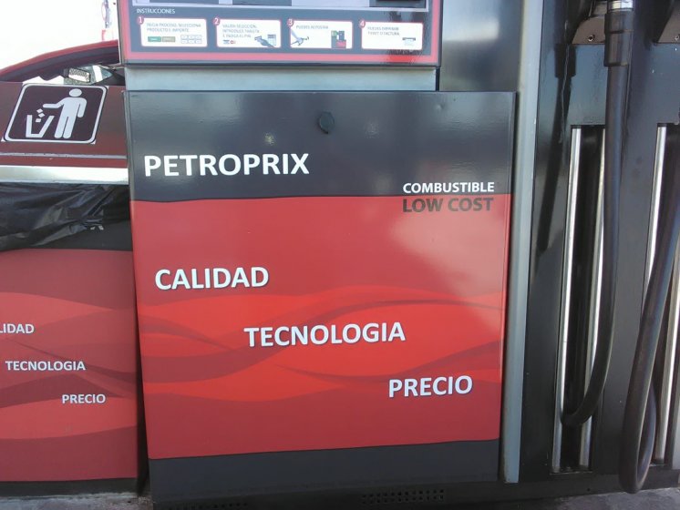 Decoración en rotulación en vinilo personalizado de Surtidores de gasolina para Petroprix en Sevilla.