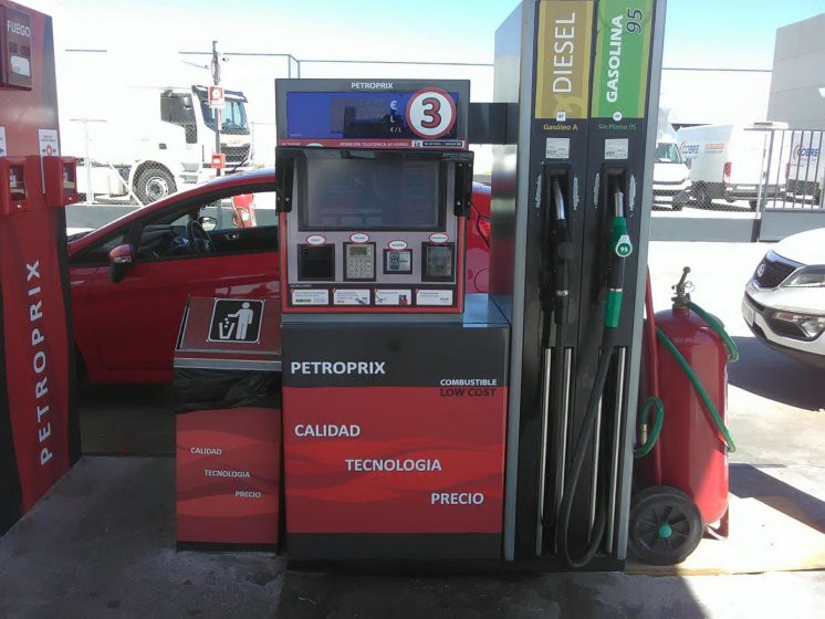 Decoración en rotulación en vinilo personalizado de Surtidores de gasolina para Petroprix en Sevilla.