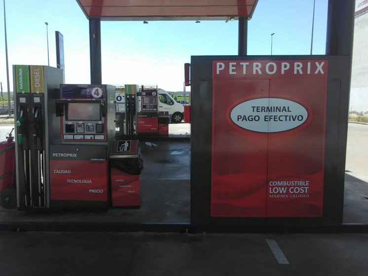 Decoración en rotulación en vinilo personalizado de Surtidores de gasolina para Petroprix en Sevilla.