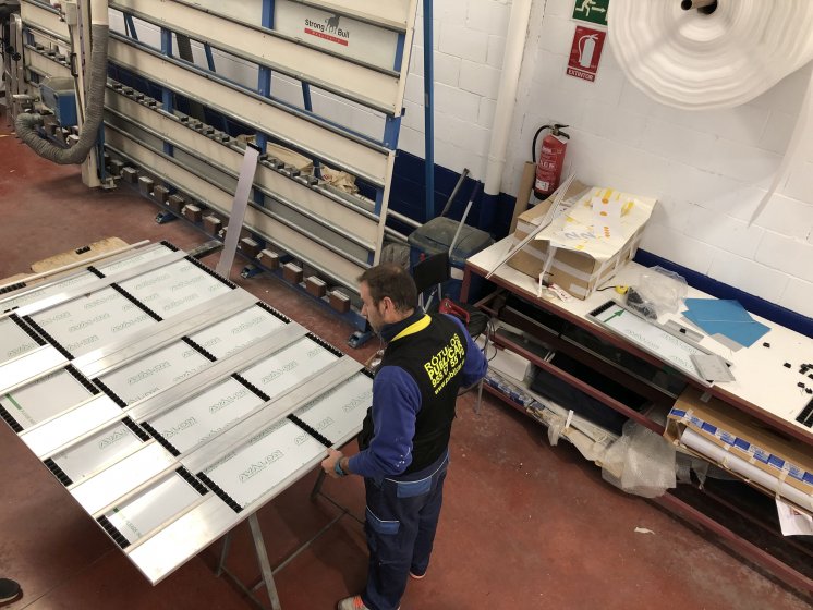 Directorio homologado en lamas de aluminio y vinilo laminado, para el Rectorado de la Universidad de Sevilla.