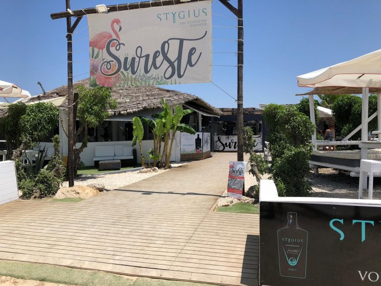 Fabricación de dibón rotulado en impresión digital laminado para decoración de SurEste en la playa de El Plamar. Trabajos para Stygius Sevilla. 